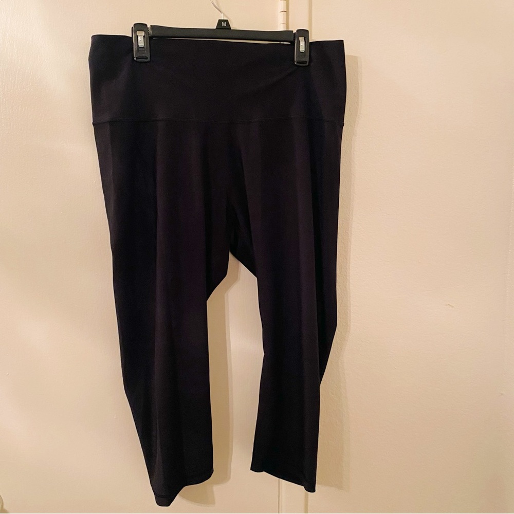 Old Navy Black high-waisted cropped workout leggings #leggings